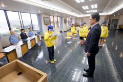 誓いの言葉を述べる岡部団長（中央）
