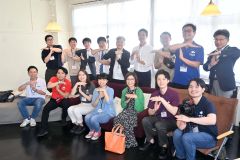 参加者とともに法人名ＴＣＮの「Ｔ」をし、発足をアピールする磯野代表（後方右２人目）