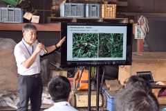 ドローン画像の解析データを説明する山本専務
