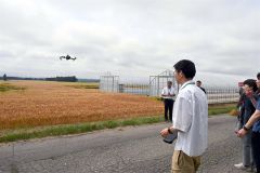 低空によるドローンのデモフライト。小麦の穂数を計測した。