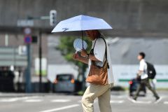 今季初の猛暑日　帯広３５・２度　管内に熱中症警戒アラート　あす３７度予想 写真4（７日午前９時３５分ごろ、帯広市内で。塩原真撮影）