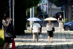 今季初の猛暑日　帯広３５・２度　管内に熱中症警戒アラート　あす３７度予想 写真5（７日午前９時４０分ごろ、帯広市内で。塩原真撮影）