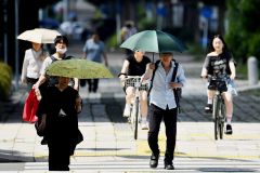 今季初の猛暑日　帯広３５・２度　管内に熱中症警戒アラート　あす３７度予想 写真6（７日午前９時４０分ごろ、帯広市内で。塩原真撮影）