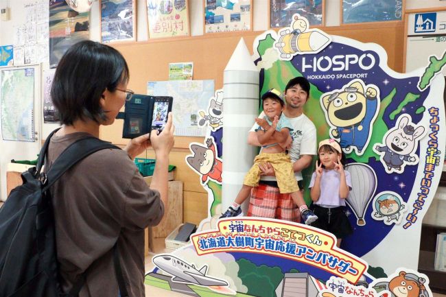 「こてつくん」とパチリ　大樹道の駅にフォトブース登場～こぼれ話