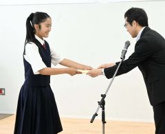 賞状を受け取る松本さん。右は野口正浩振興局長
