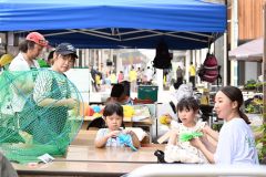 ペーパーフラワー制作に協力する来場者ら