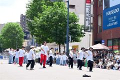 ダンスを楽しんでいるスタジオの生徒や観客ら