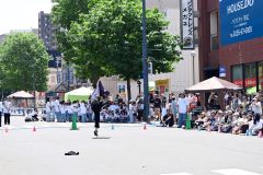 大勢の観客の前でソロダンスを披露するスタジオの生徒