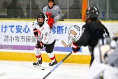 紅白戦の第３ピリオド、ドリブルで相手のゴール前へ攻めるＤＦ志賀葵（金野和彦撮影）