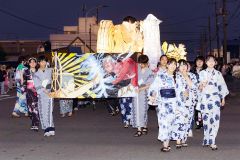 町民らを楽しませた広高祭の「行燈行列」（石原秀樹通信員撮影）
