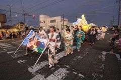 町民らを楽しませた広高祭の「行燈行列」（石原秀樹通信員撮影）