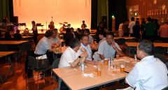 屋内でのビアガーデンを楽しむ参加者