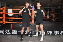 ライトフライ級３位入賞の松下治樹（右）と初の１部公式戦で健闘したバンタム級の斉藤槙吾
