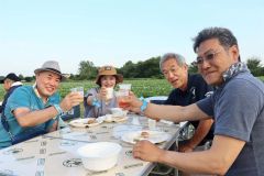 地域住民ら３２０人がビアガーデン満喫　池田「こんぱす」 2