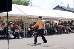 「ダンススタジオＵｎｉｑｕｅ」のパフォーマンスを楽しむ来場者ら