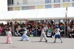 「ダンススタジオＵｎｉｑｕｅ」のパフォーマンスを楽しむ来場者ら