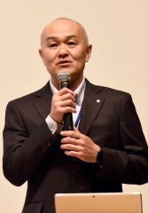 講演する本田町長