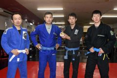 初の団体戦で優勝したラフターズジム。（左から）橘井洋介、阿部裕太、川瀬真彦、阿出川康太