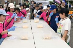 「うまい棒ソムリエ」に挑戦する子どもら