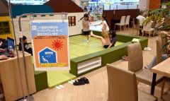 クーリングシェルターで遊ぶ子どもたち（ダイイチ白樺店、午後６時半ごろ）
