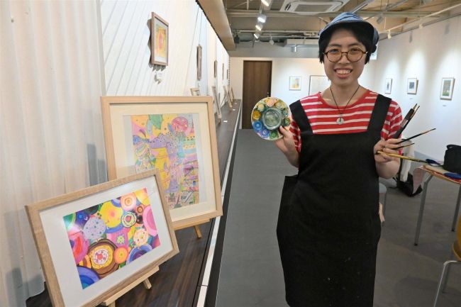 障害者アートで独自の世界観表現、渡邉蘭さんが個展　ポプケで１７日まで