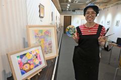 障害者アートで独自の世界観表現、渡邉蘭さんが個展　ポプケで１７日まで
