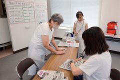 新聞紙でスリッパを作るなど防災に関するコーナーも