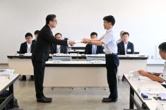米沢市長（左）から委嘱状を受け取る平田委員長（右）