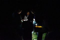 水辺に生息するホタルを観察する参加者ら