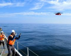飛翔後の気球システムの海上での回収をより向上するためドローンの活用検討を進めている（ＪＡＸＡ提供）