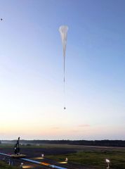 放球直後の大気球Ｂ２５－０１号機（ＪＡＸＡ提供）