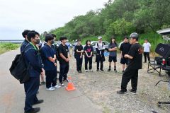 請川氏（右）の説明を受ける更別農業高校の生徒たち