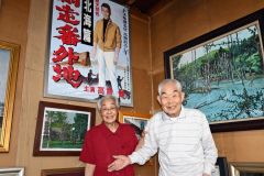 自慢の作品をアピールする建児さん（右）と美代さん