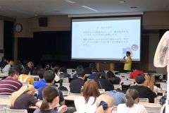 講話する佐藤二課長