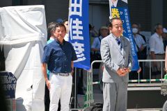 札幌市内で街頭演説を行った野田代表（右）と勝部候補