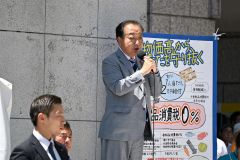 街頭演説をする野田代表