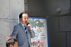 街頭演説をする野田代表
