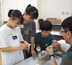 クサカさんに習ってスプーンを製作する子どもたち