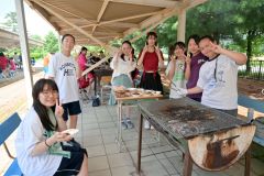 恒例の焼き肉で英気を養う本別高校生