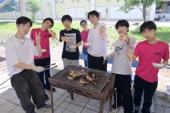 恒例の焼き肉で英気を養う本別高校生