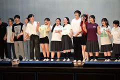 ダンスパフォーマンスの演技を終え、達成感を分かち合う本別高校生
