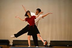 ダンスパフォーマンスで息の合った演技を披露する本別高校生