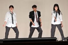 タイムリープをテーマに、「修二と彰」の青春アミーゴ　に合わせダンスパフォーマンスを披露する本別高校生＿