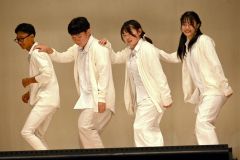 タイムリープをテーマに、ＮＥＷＳのチャンカパーナに合わせダンスパフォーマンスを披露する本別高校生