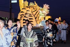 広尾の夏の風物詩「行燈（あんどん）行列」。浴衣姿の生徒たちも元気いっぱいに練り歩き、沿道に手を振る場面も（６日、広尾高校。石原秀樹通信員撮影）