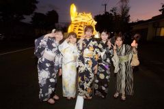 広尾の夏の風物詩「行燈（あんどん）行列」。浴衣姿の生徒たちもかけ声に合わせて記念撮影（６日、広尾高校。石原秀樹通信員撮影）