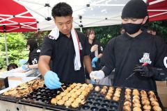 模擬店のたこ焼き調理に励む生徒たち（５日、幕別清陵高校、助川かおる通信員）