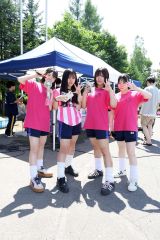 模擬店やホームルームブースをまわって楽しむ生徒たち（５日、幕別清陵高校、助川かおる通信員）