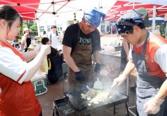 焼きそば調理に励む３年生（５日、幕別清陵高校、助川かおる通信員）