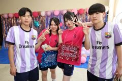 模擬店などを楽しむ生徒たち（５日、幕別清陵高校、助川かおる通信員）